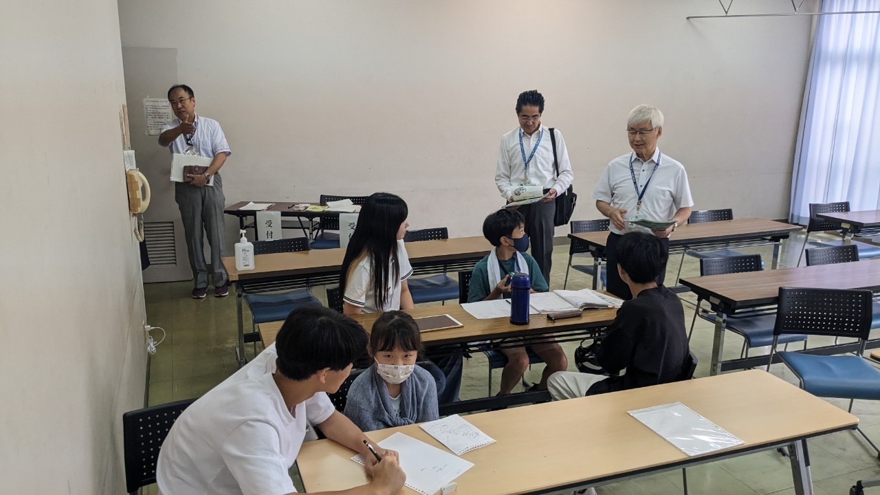 夏休み無料塾での学習支援の様子