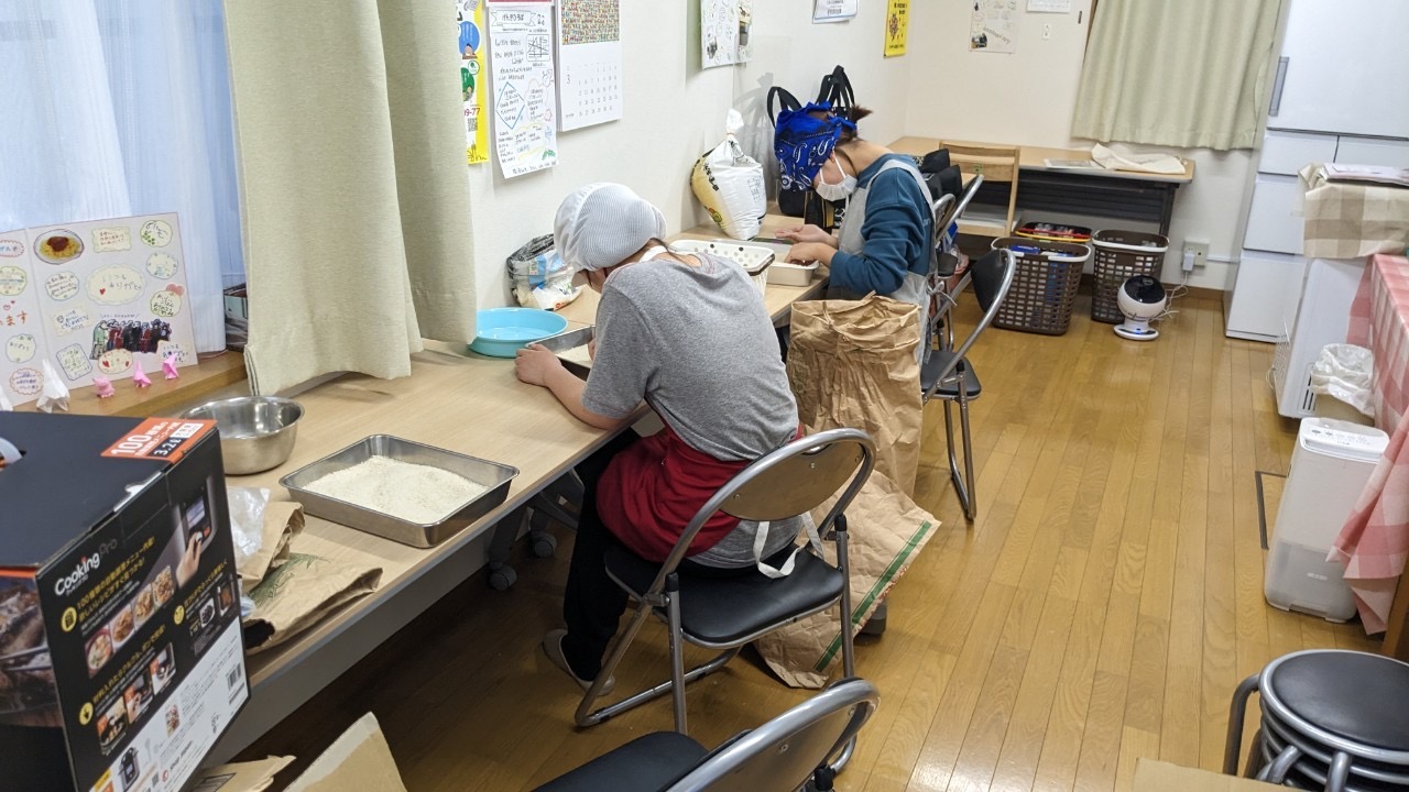 子ども未来食堂での調理のお手伝い