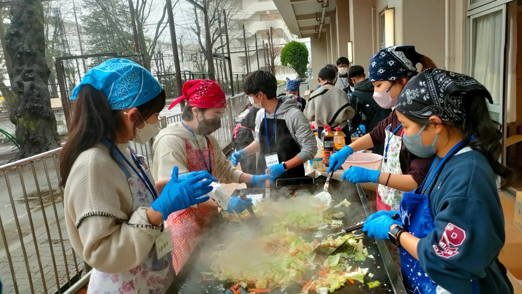 ウィンターフェスで焼きそばを調理する様子